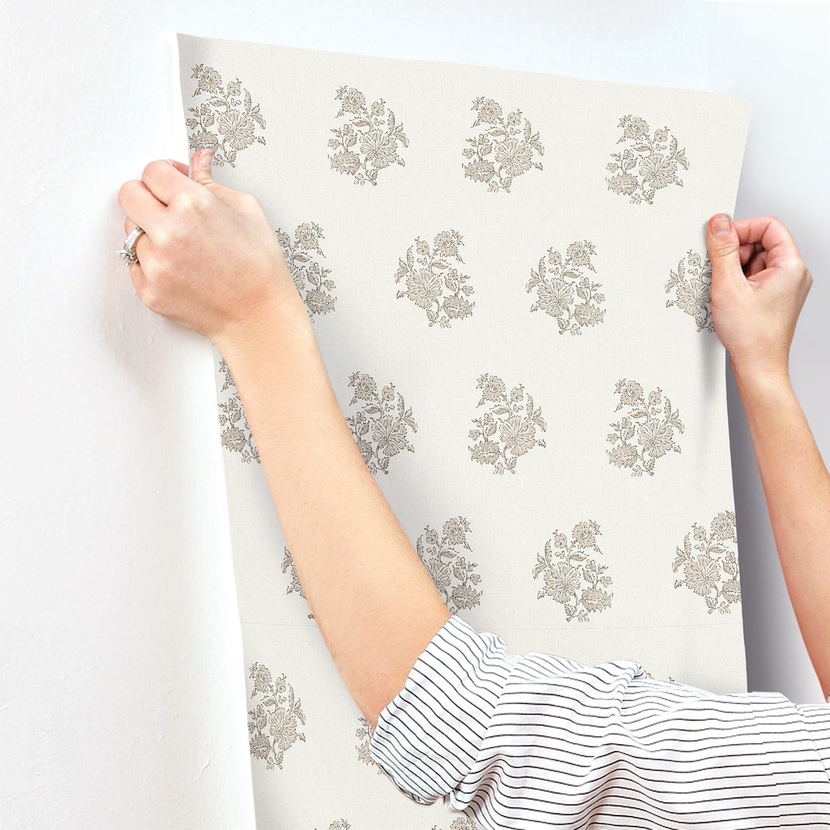 AST6360-peel-and-stick-wallpaper-stick-application-step