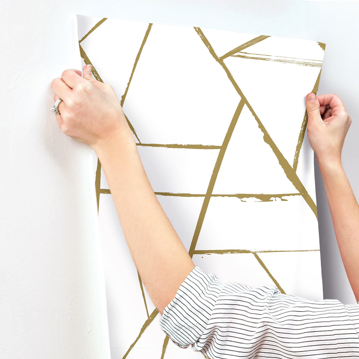 CC1294-peel-and-stick-wallpaper-stick-application-step