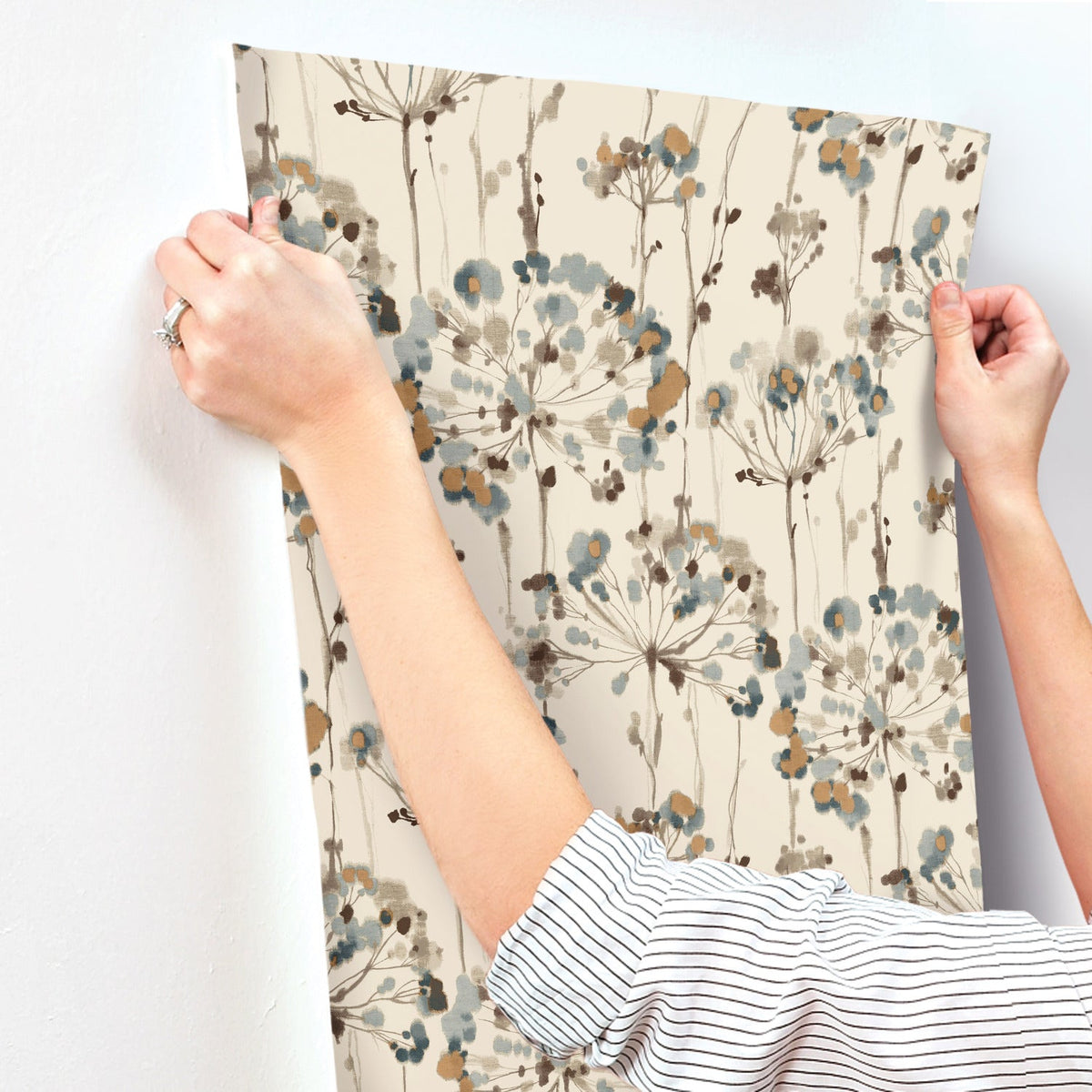 CN2100-peel-and-stick-wallpaper-stick-application-step