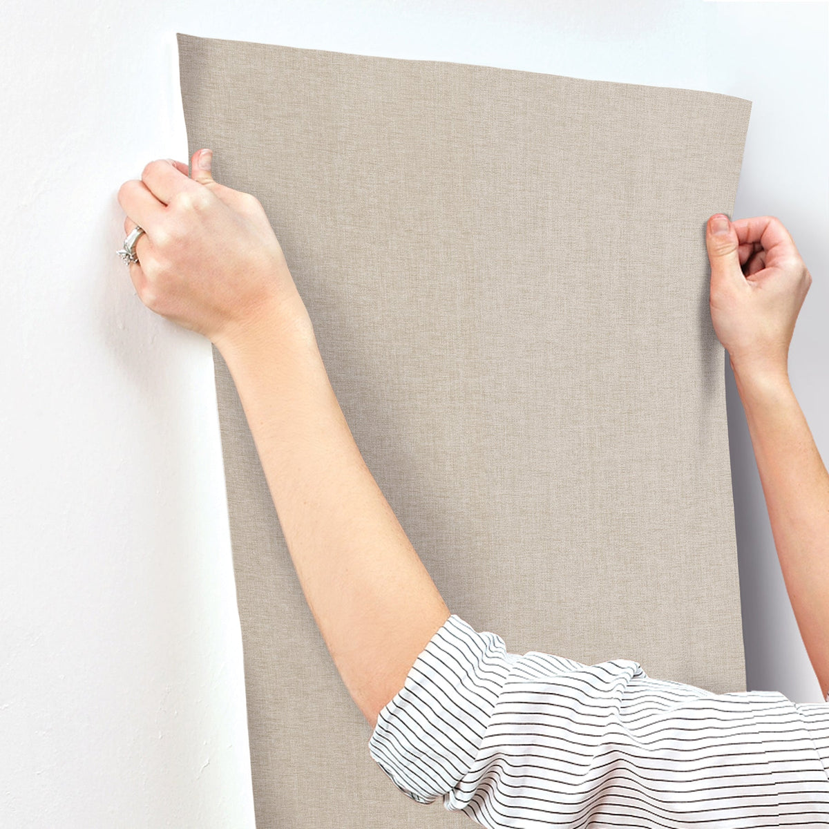 COD0643-peel-and-stick-wallpaper-stick-application-step