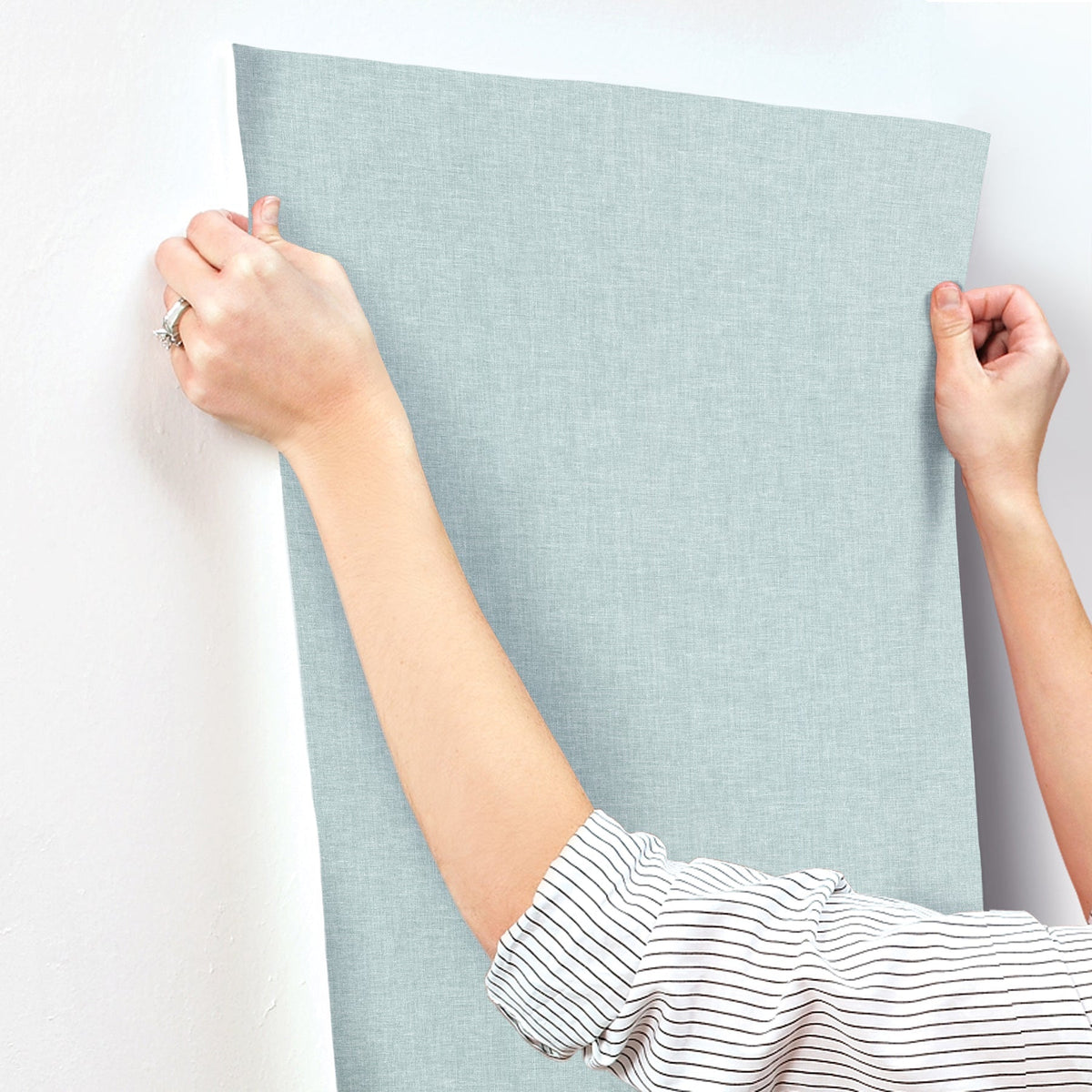 COD0644-peel-and-stick-wallpaper-stick-application-step
