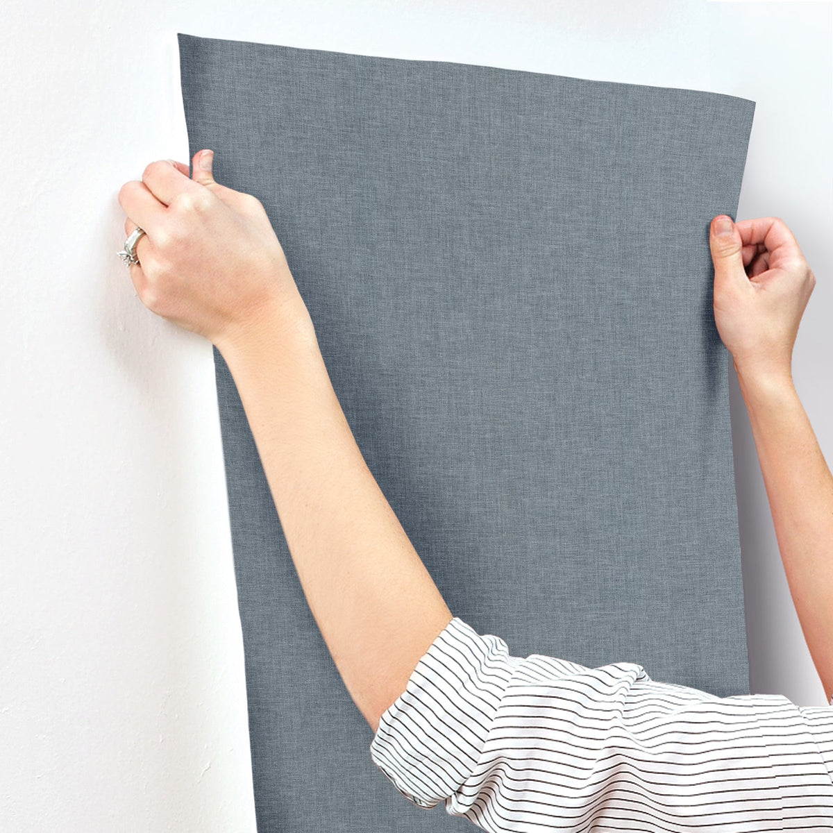 COD0646-peel-and-stick-wallpaper-stick-application-step