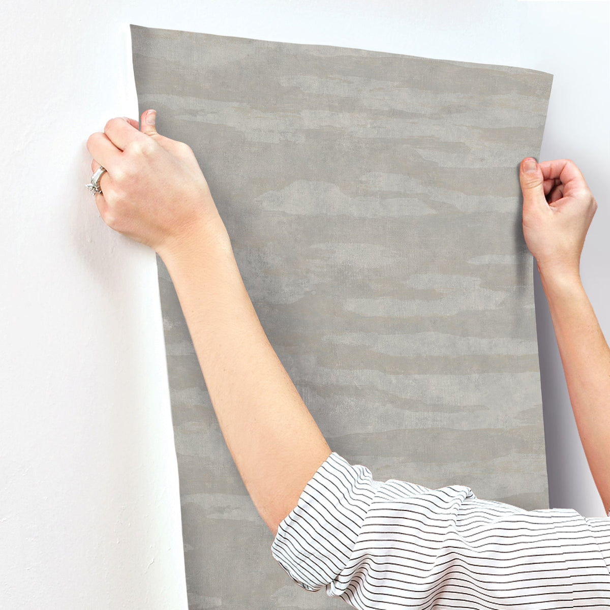 COD0654N-peel-and-stick-wallpaper-stick-application-step