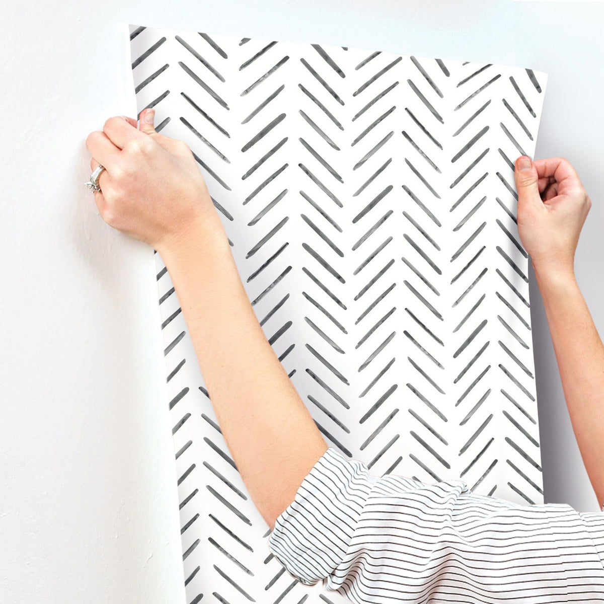 CV4454-peel-and-stick-wallpaper-stick-application-step