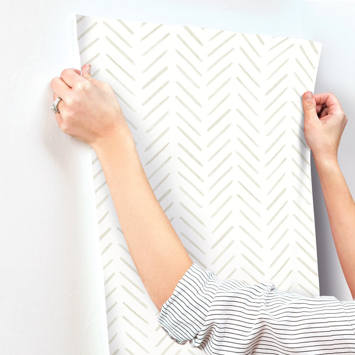 CV4456-peel-and-stick-wallpaper-stick-application-step