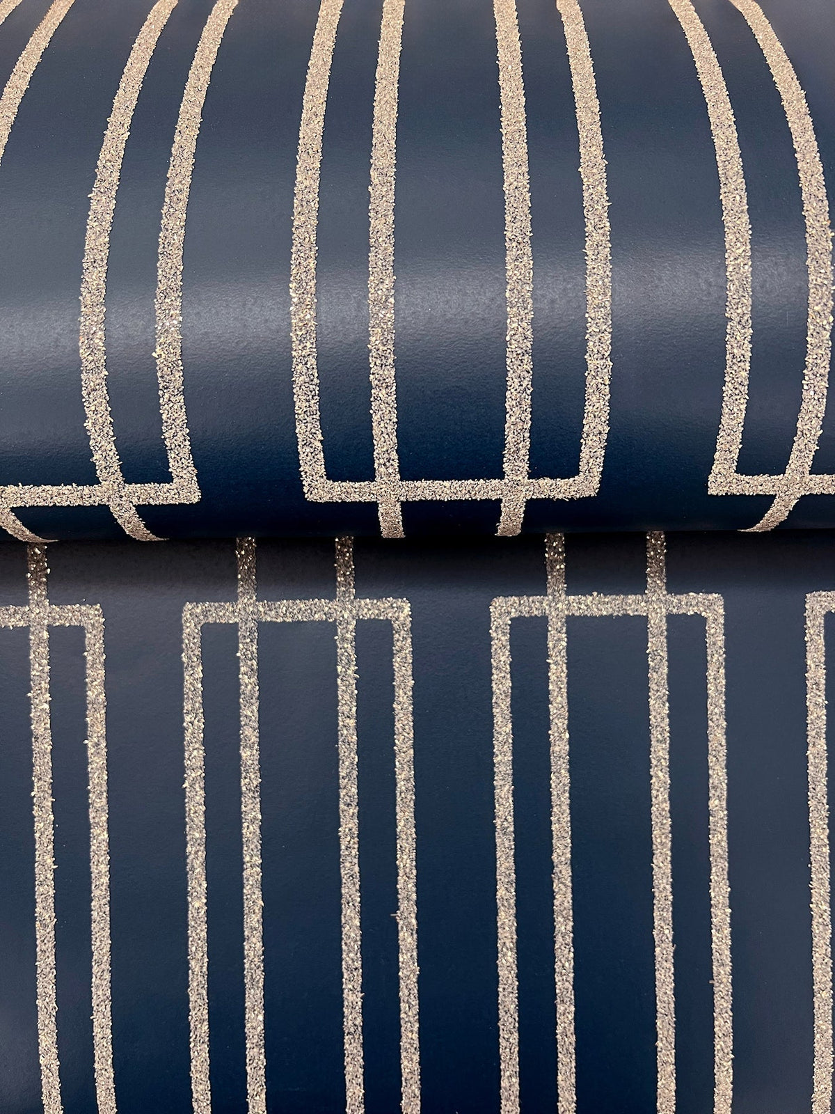 DF3329-peel-and-stick-wallpaper-detail-closeup