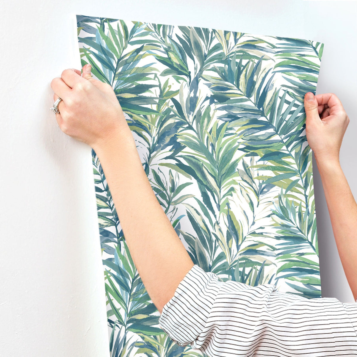 GN2544-peel-and-stick-wallpaper-stick-application-step