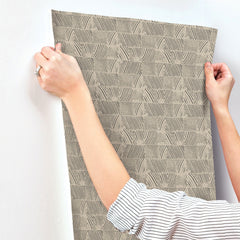 GN2621-peel-and-stick-wallpaper-stick-application-step