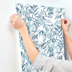 GO8242-peel-and-stick-wallpaper-stick-application-step