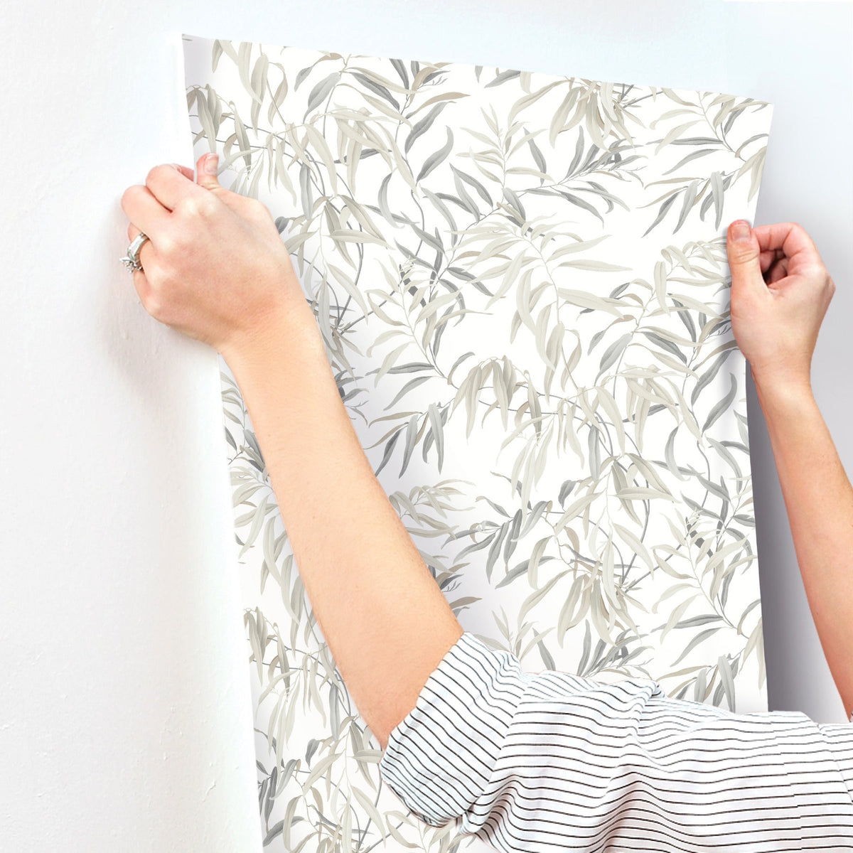 GO8243-peel-and-stick-wallpaper-stick-application-step