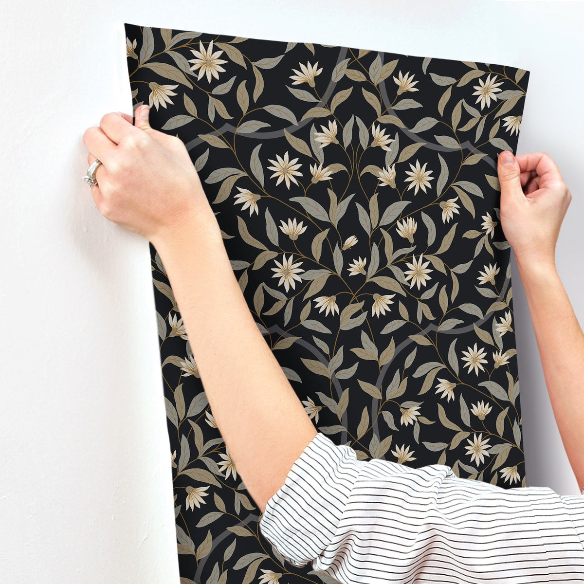 GO8257-peel-and-stick-wallpaper-stick-application-step