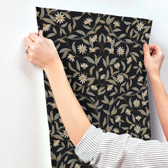 GO8257-peel-and-stick-wallpaper-stick-application-step