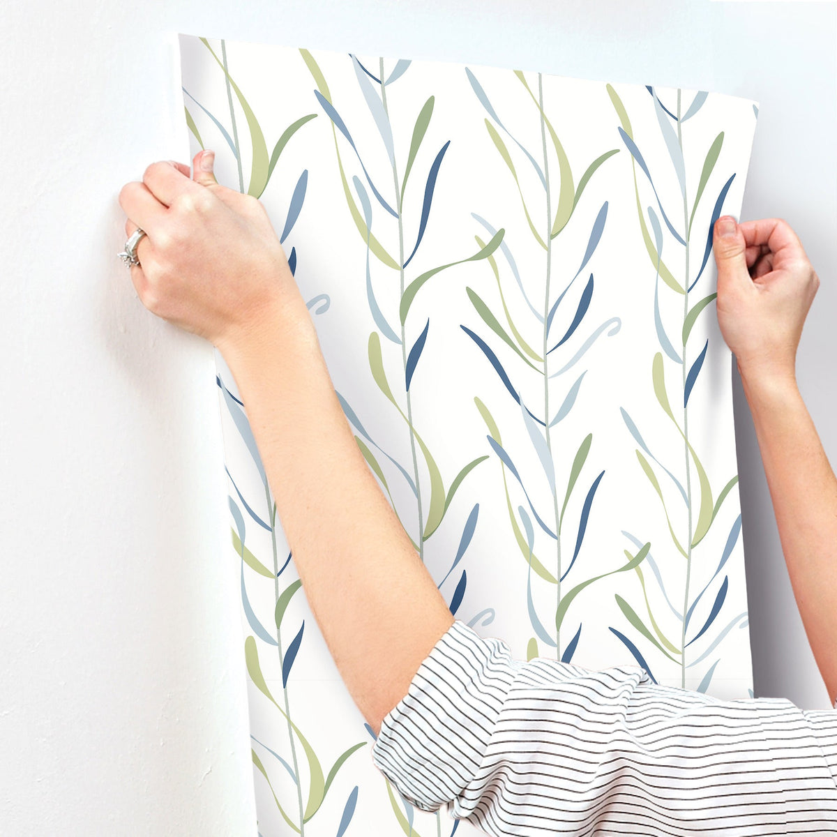 GO8323-peel-and-stick-wallpaper-stick-application-step