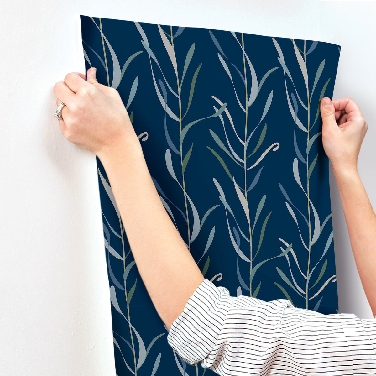 GO8324-peel-and-stick-wallpaper-stick-application-step