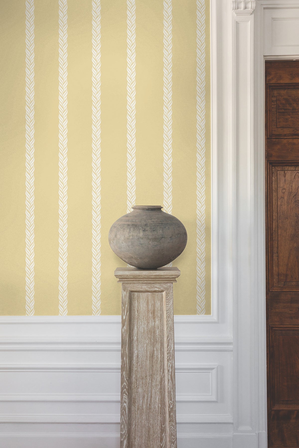 GT4543-peel-and-stick-wallpaper-room-scene-detail-closeup