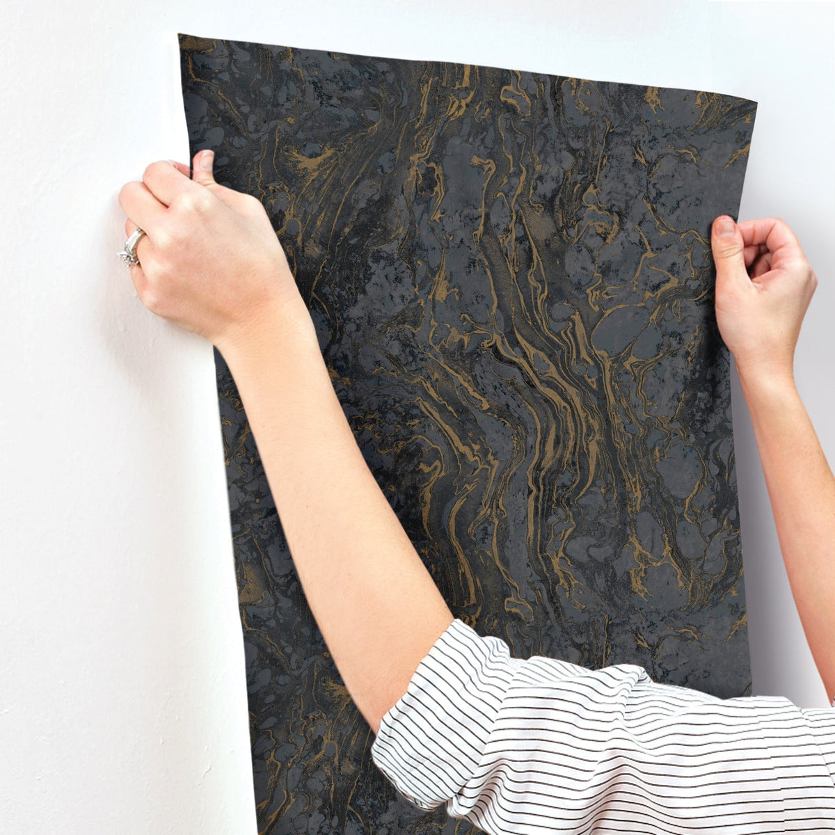 KT2224-peel-and-stick-wallpaper-stick-application-step