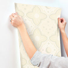 MB29031-peel-and-stick-wallpaper-stick-application-step