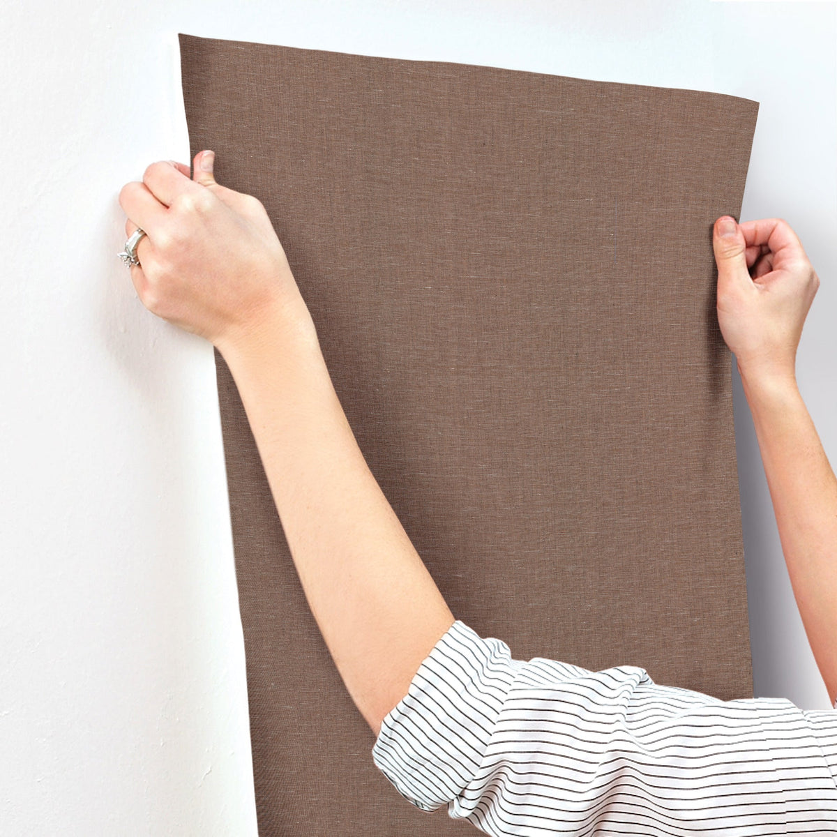 MF4701MH-peel-and-stick-wallpaper-stick-application-step
