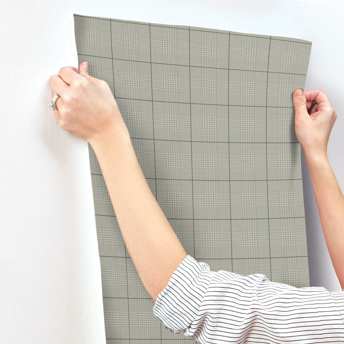 MF4783-peel-and-stick-wallpaper-stick-application-step