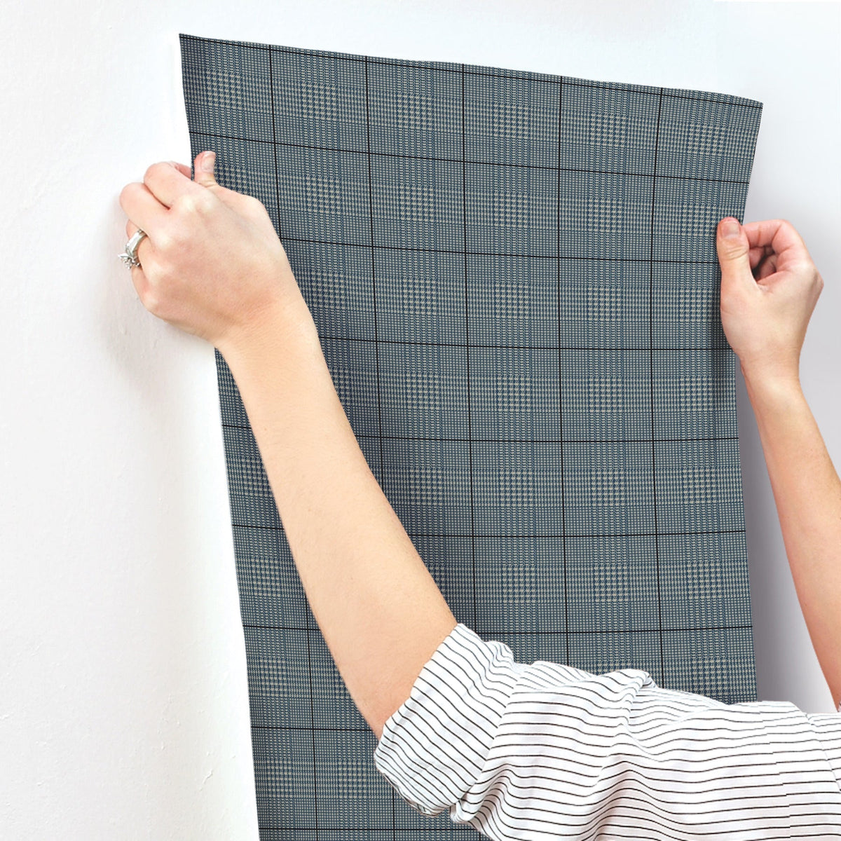 MF4785-peel-and-stick-wallpaper-stick-application-step