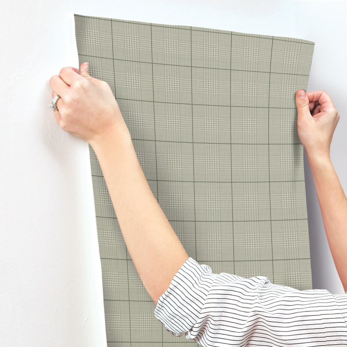 MF4786-peel-and-stick-wallpaper-stick-application-step