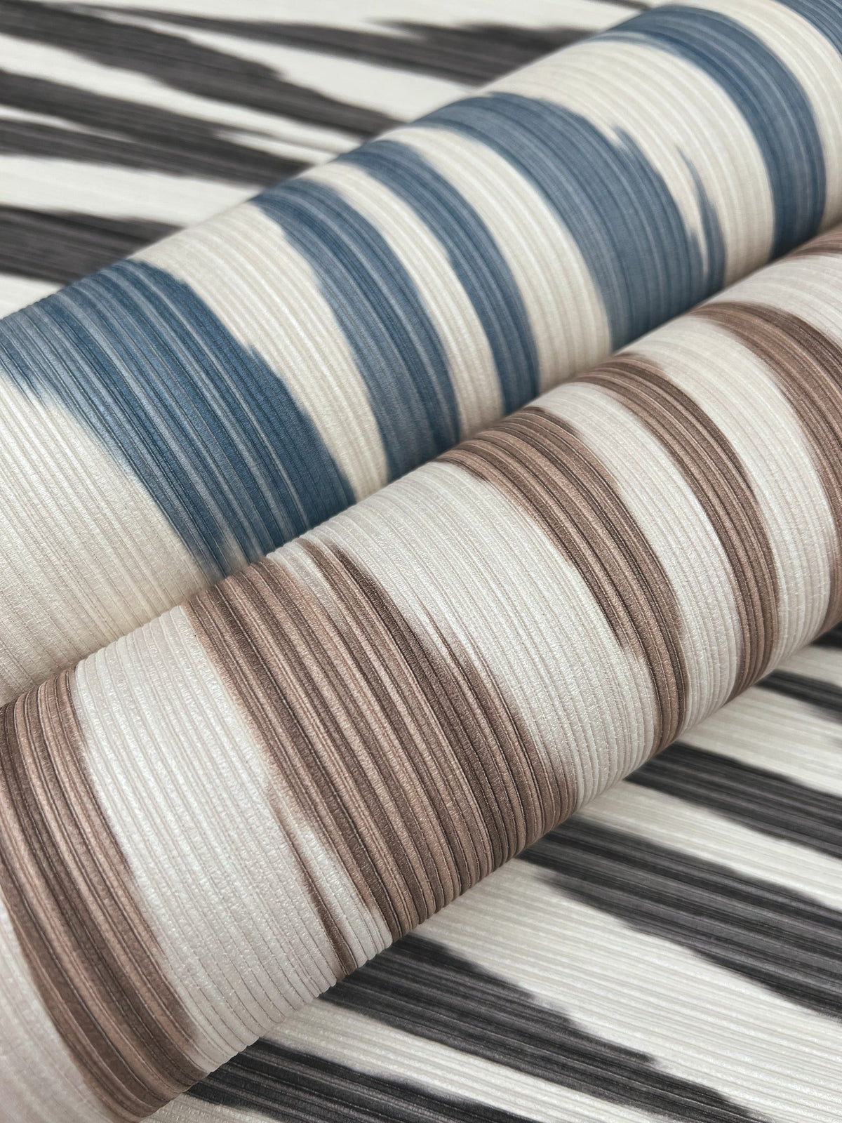 MI10340-peel-and-stick-wallpaper-detail-closeup-2