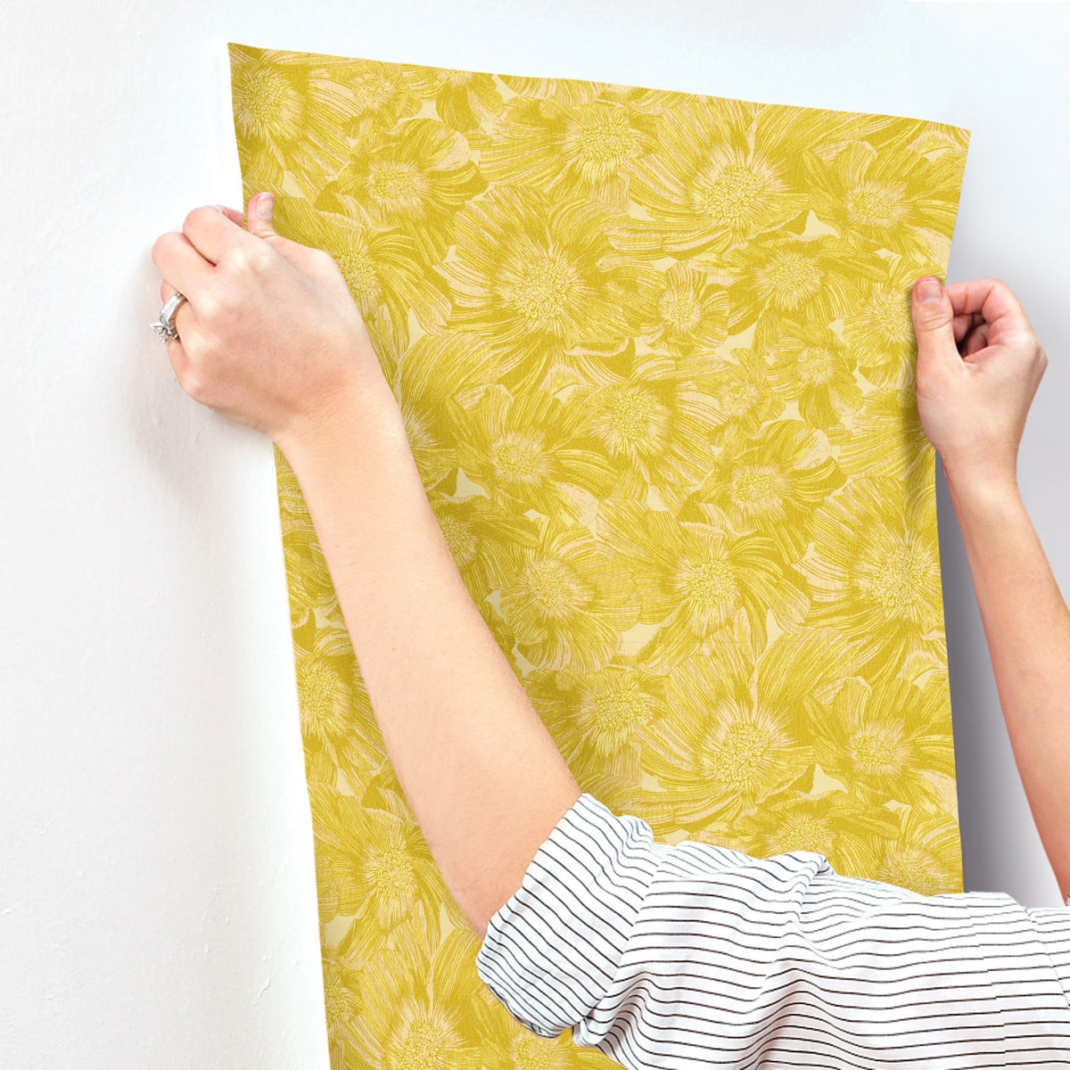 MI10500-peel-and-stick-wallpaper-stick-application-step