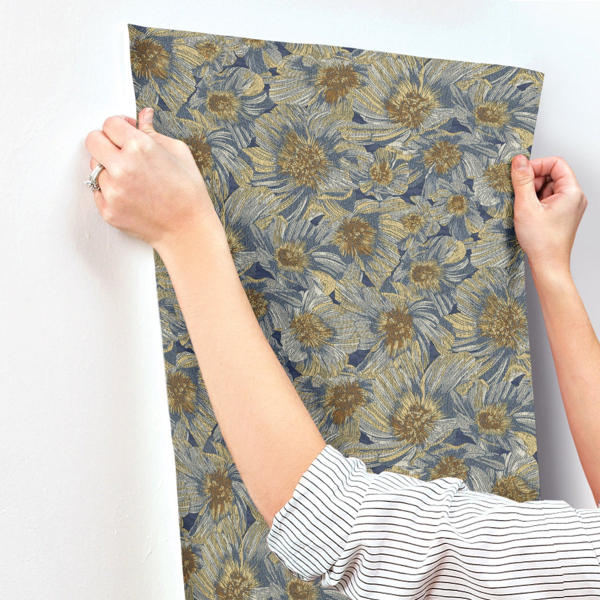 MI10501-peel-and-stick-wallpaper-stick-application-step