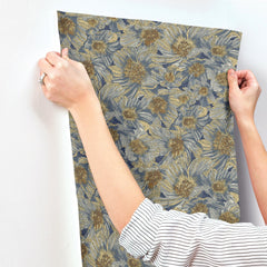 MI10501-peel-and-stick-wallpaper-stick-application-step
