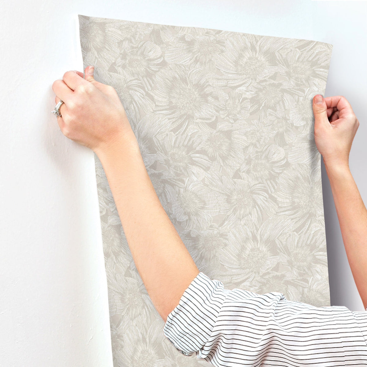 MI10502-peel-and-stick-wallpaper-stick-application-step