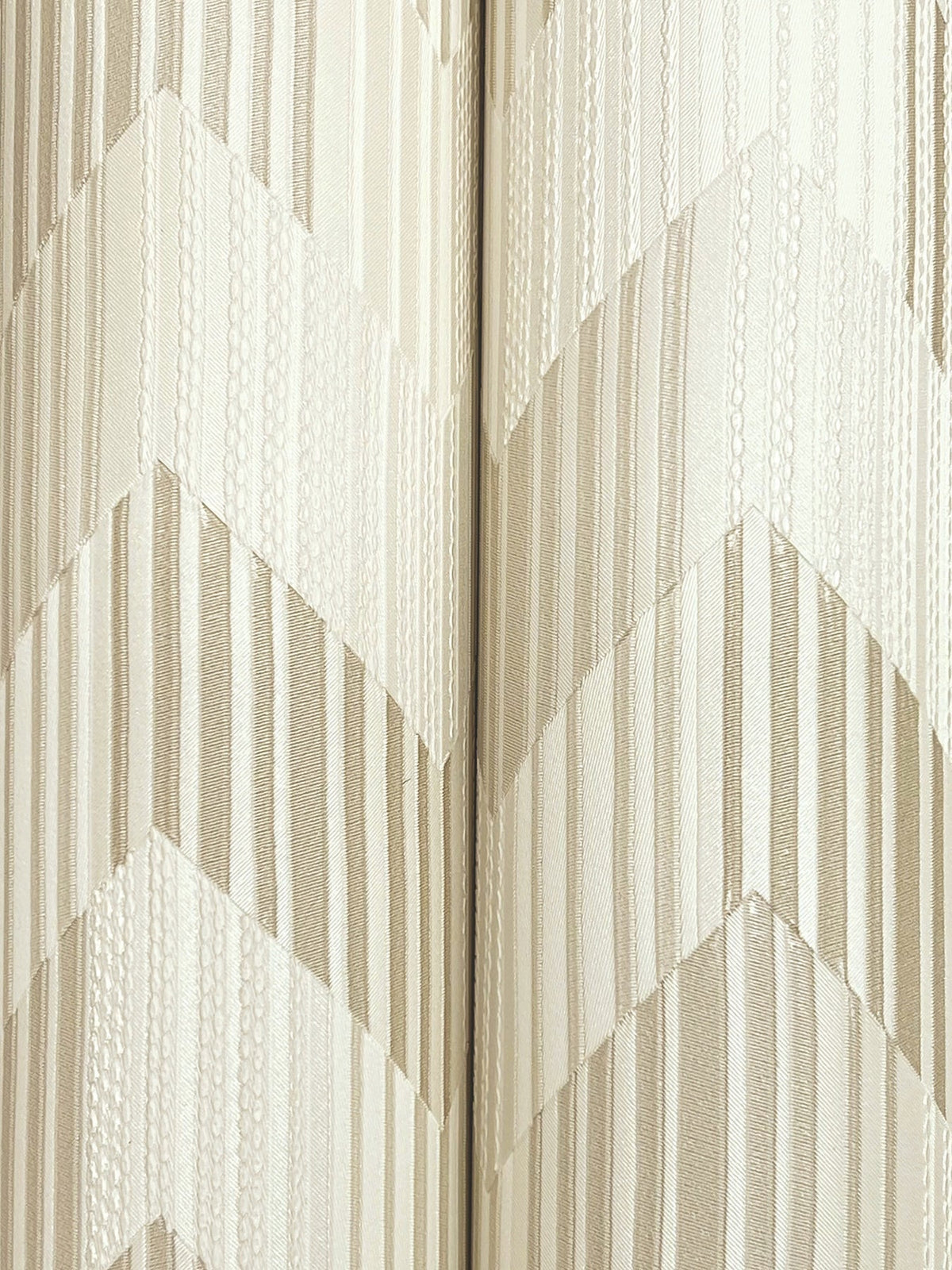 MI10520-peel-and-stick-wallpaper-detail-closeup