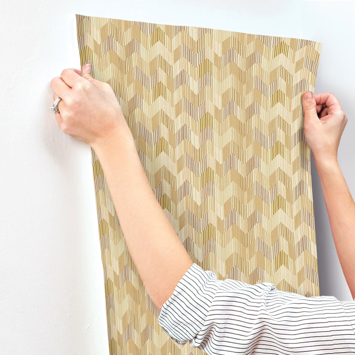 MI10521-peel-and-stick-wallpaper-stick-application-step