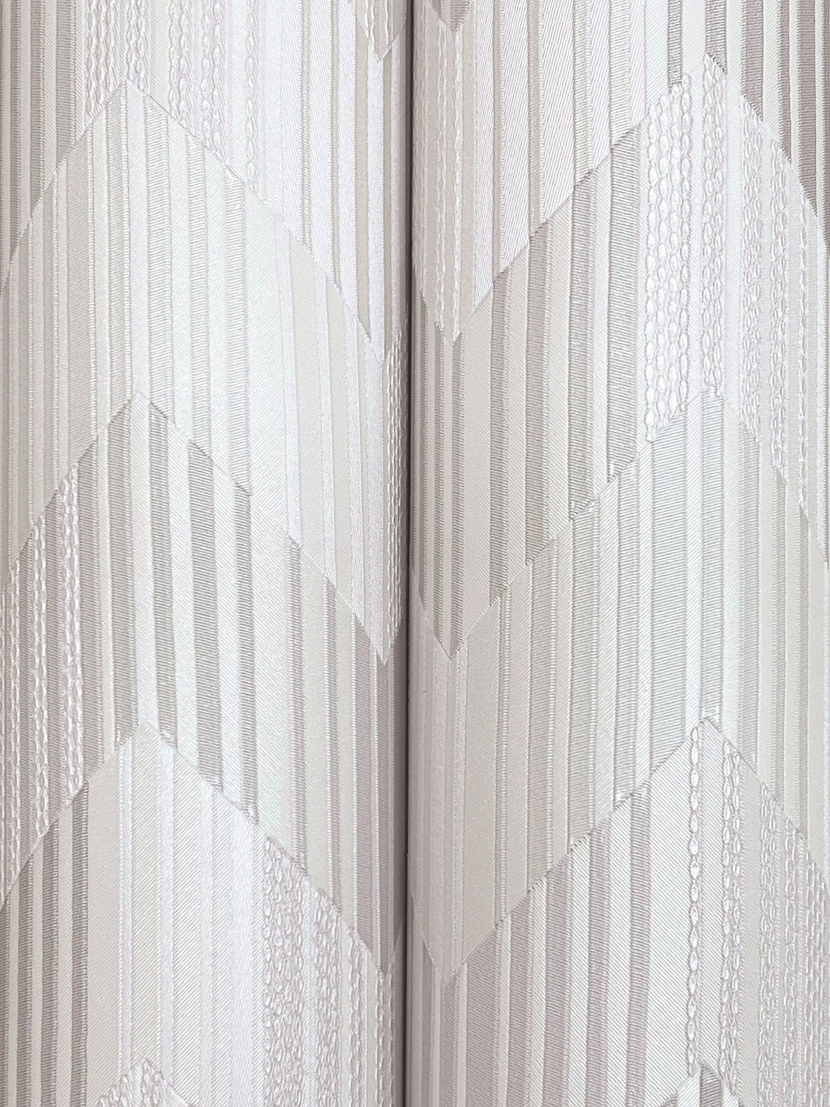 MI10522-peel-and-stick-wallpaper-detail-closeup