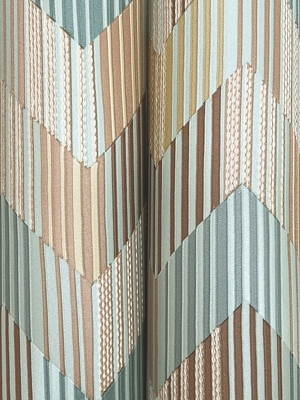 MI10523-peel-and-stick-wallpaper-detail-closeup