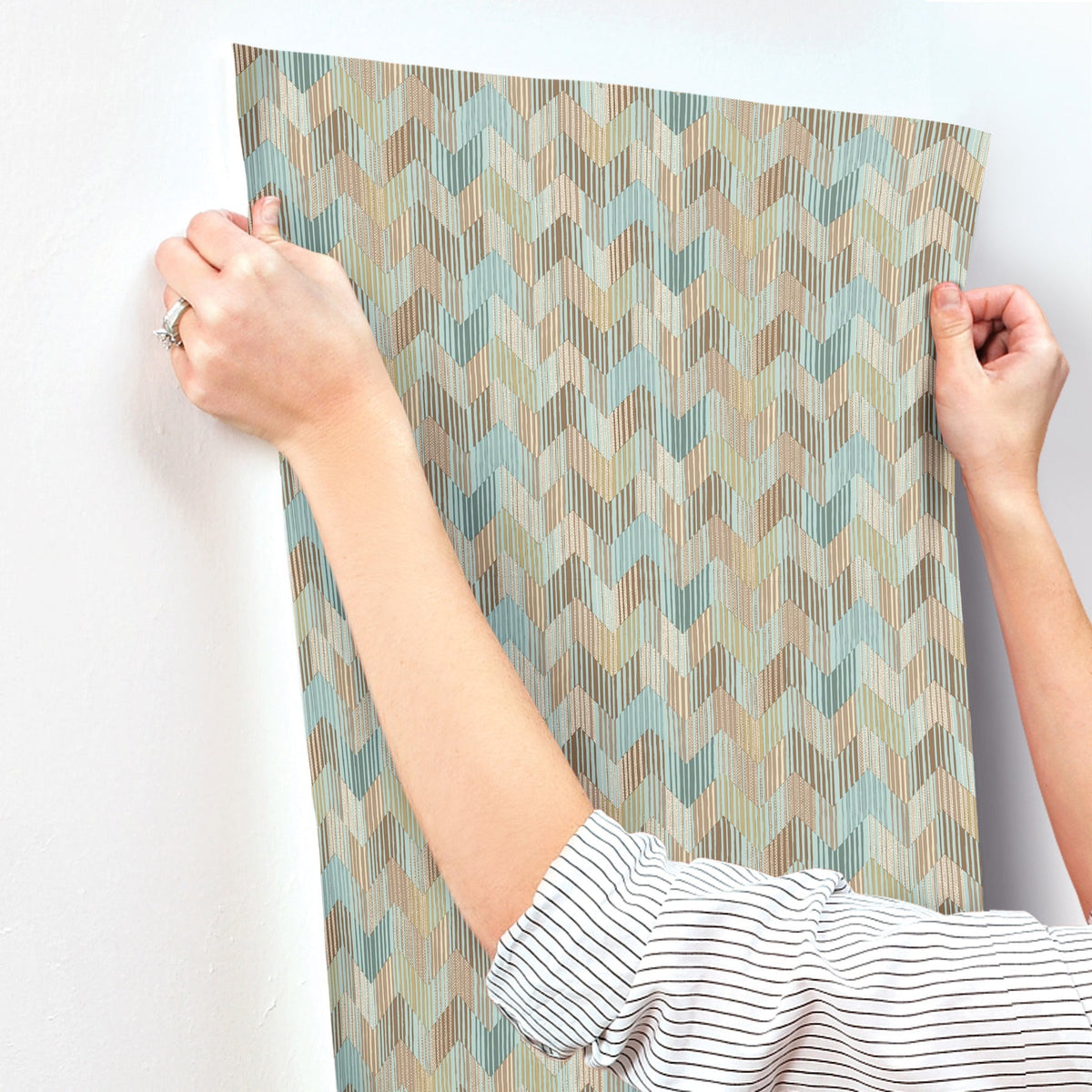 MI10523-peel-and-stick-wallpaper-stick-application-step