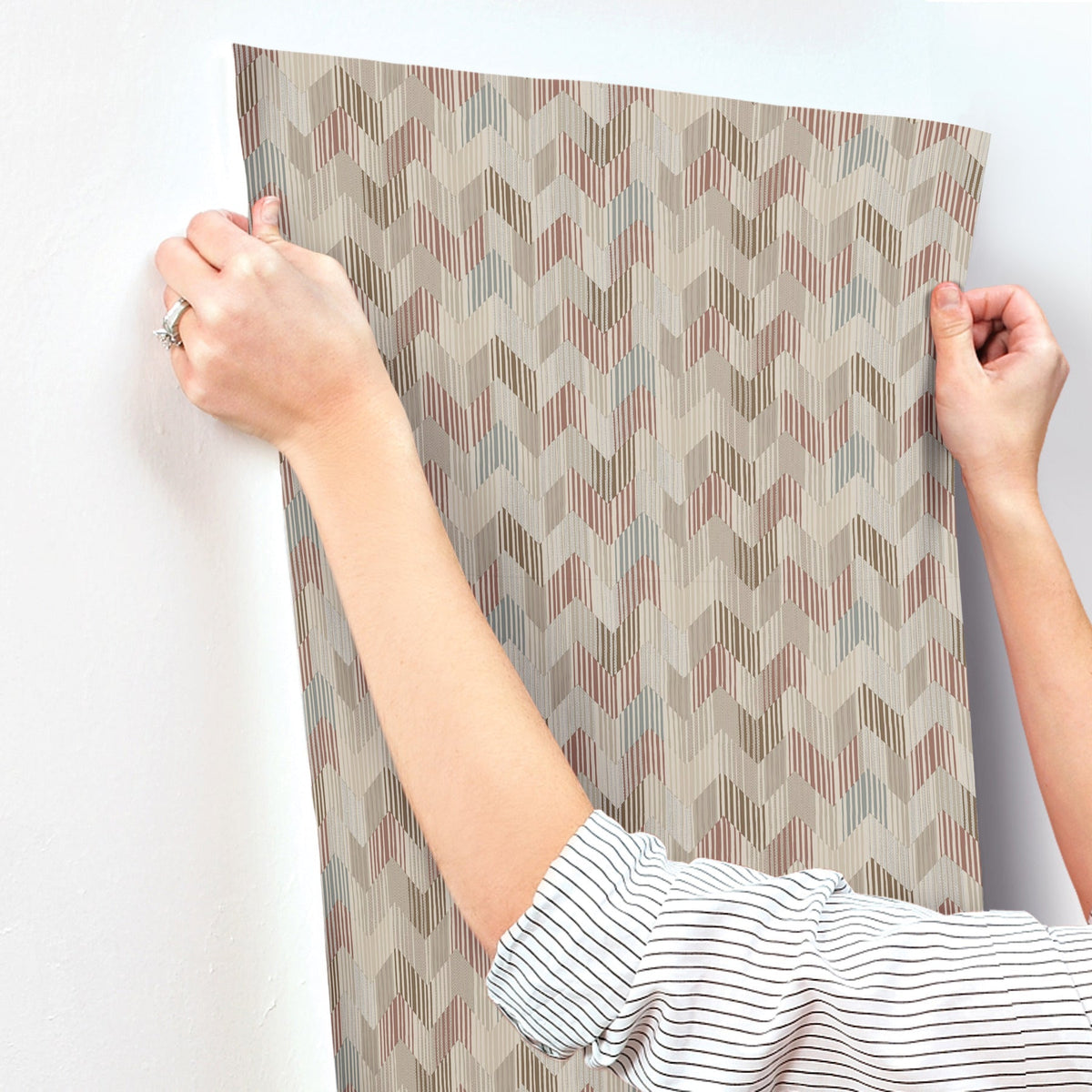 MI10524-peel-and-stick-wallpaper-stick-application-step