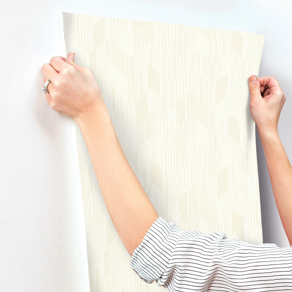 MI10525-peel-and-stick-wallpaper-stick-application-step