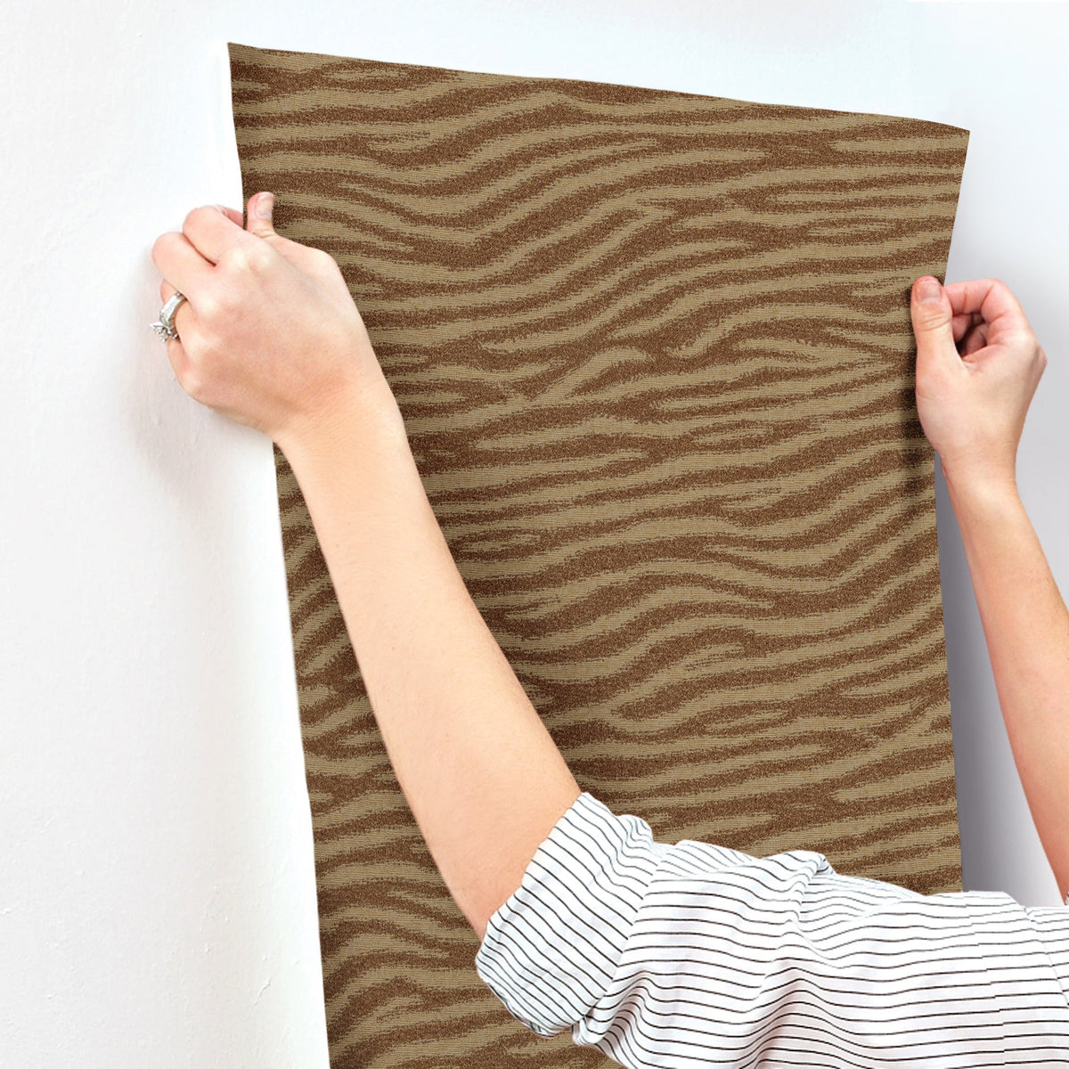 MI10531-peel-and-stick-wallpaper-stick-application-step