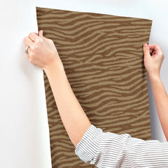 MI10531-peel-and-stick-wallpaper-stick-application-step