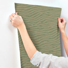MI10532-peel-and-stick-wallpaper-stick-application-step