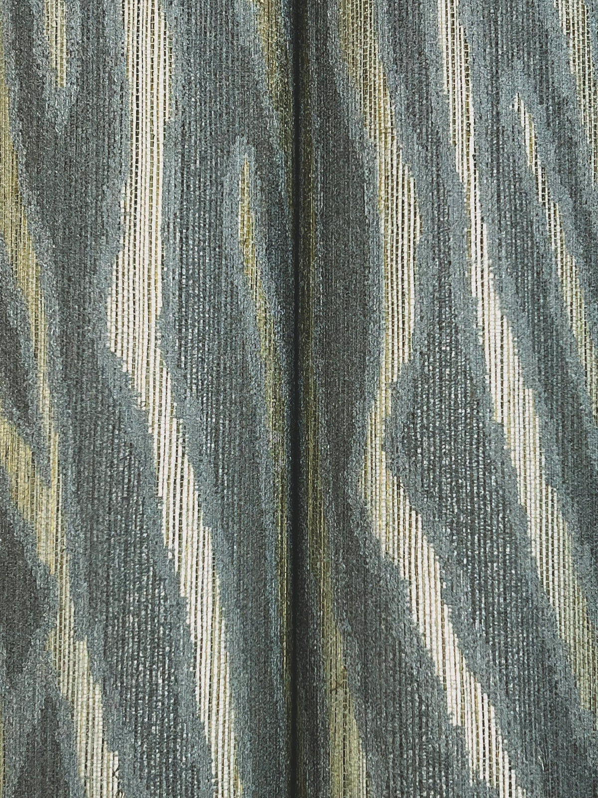 MI10533-peel-and-stick-wallpaper-detail-closeup