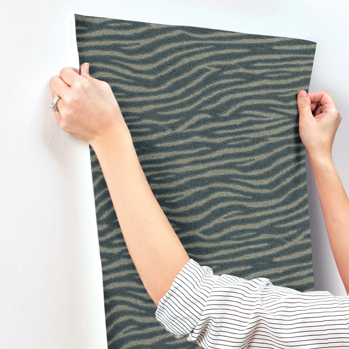 MI10533-peel-and-stick-wallpaper-stick-application-step