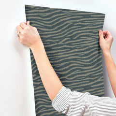 MI10533-peel-and-stick-wallpaper-stick-application-step