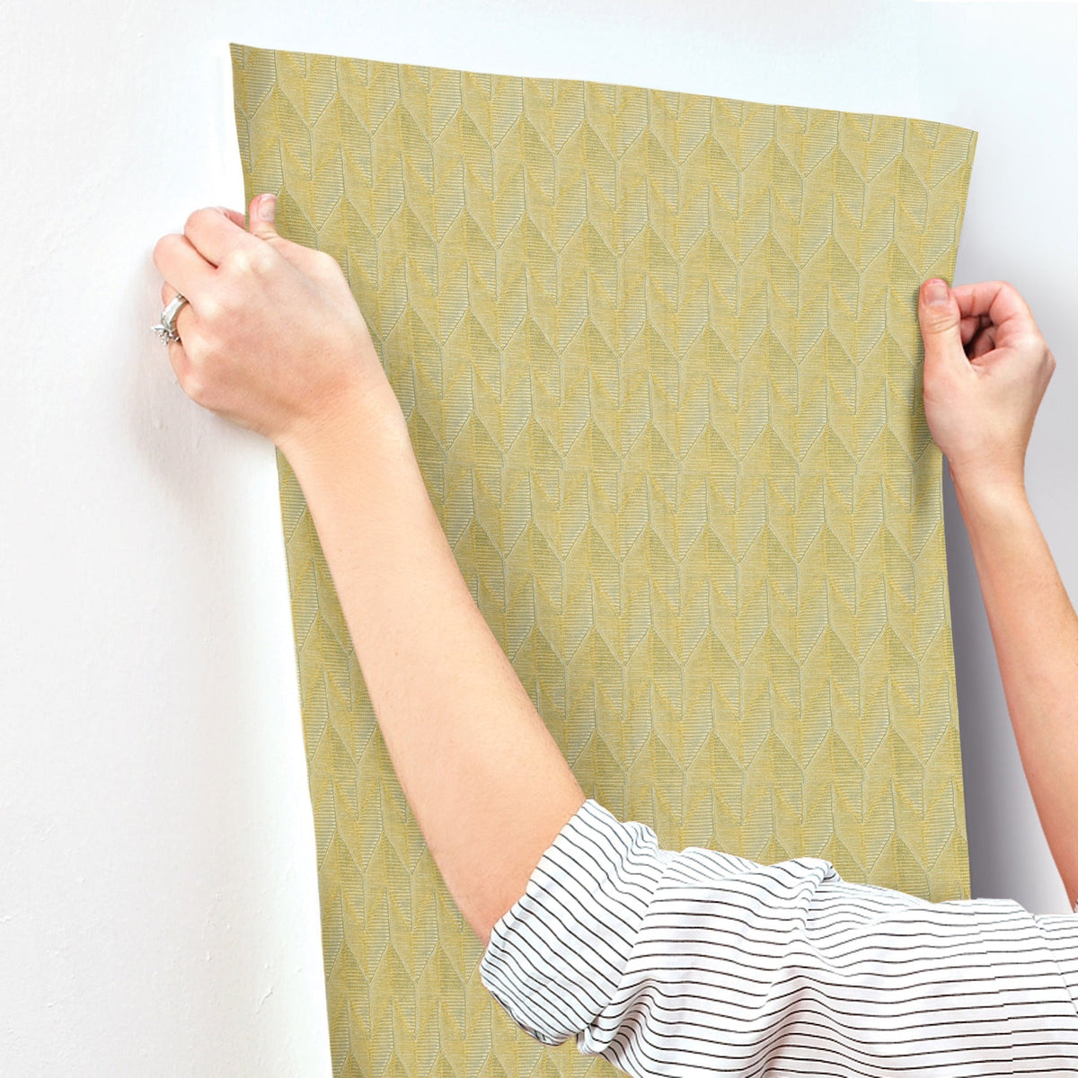 MI10556-peel-and-stick-wallpaper-stick-application-step
