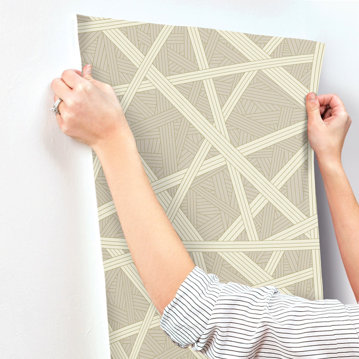 MI10561-peel-and-stick-wallpaper-stick-application-step