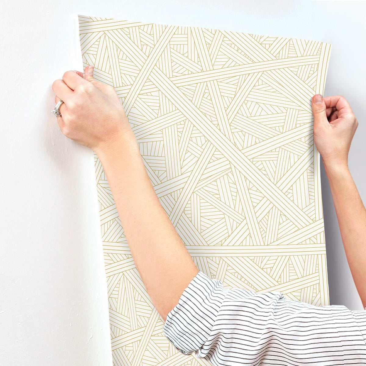 MI10565-peel-and-stick-wallpaper-stick-application-step