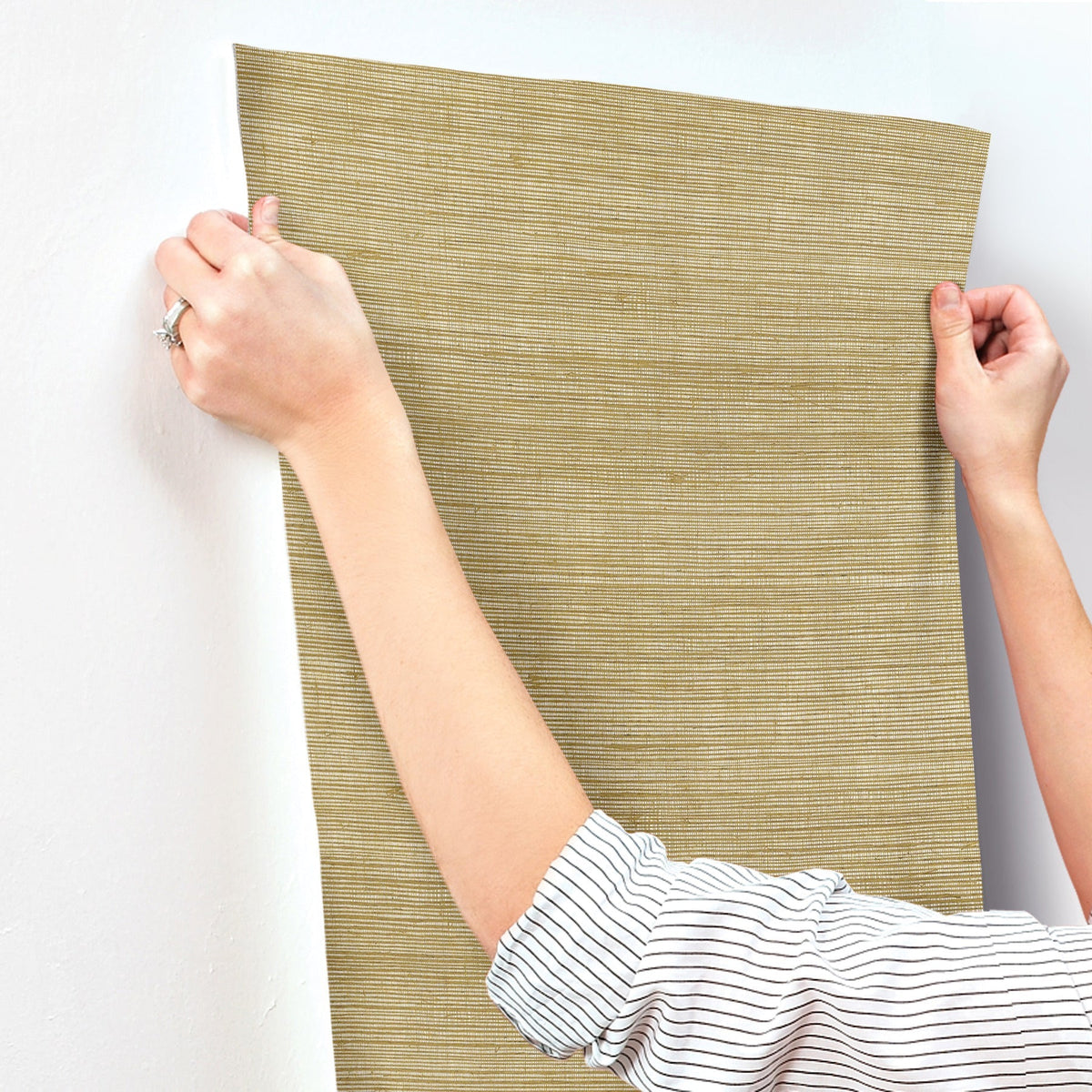 MI4766-peel-and-stick-wallpaper-stick-application-step