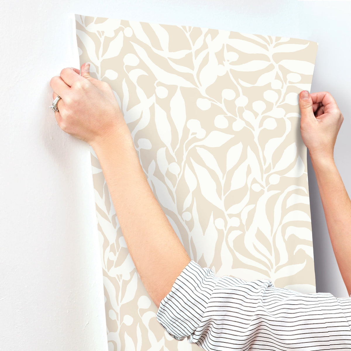 MT5613-peel-and-stick-wallpaper-stick-application-step