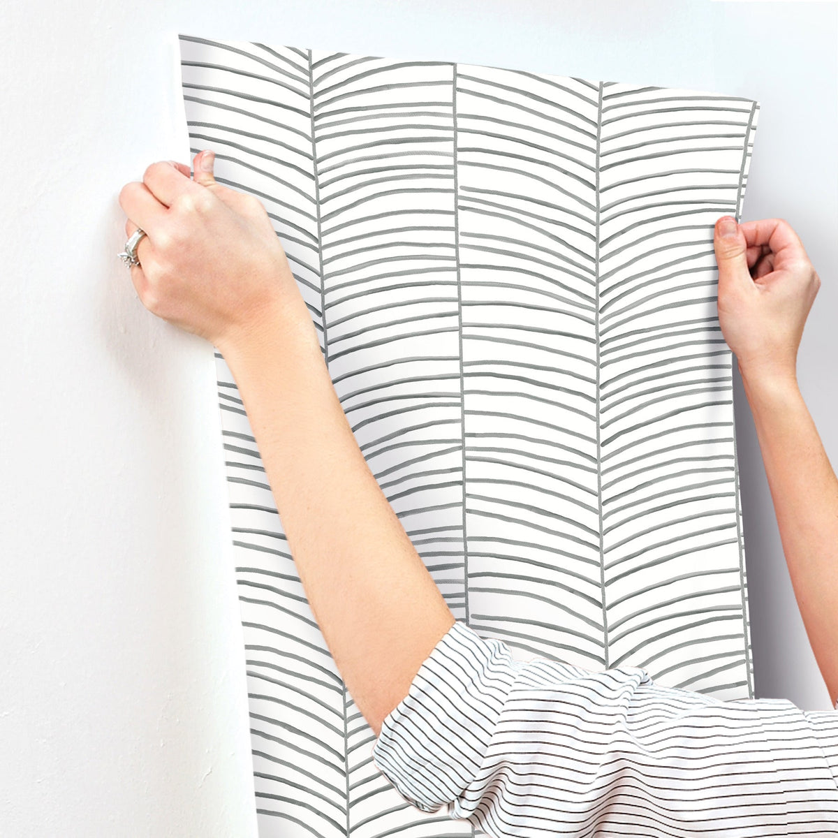 MT5673-peel-and-stick-wallpaper-stick-application-step