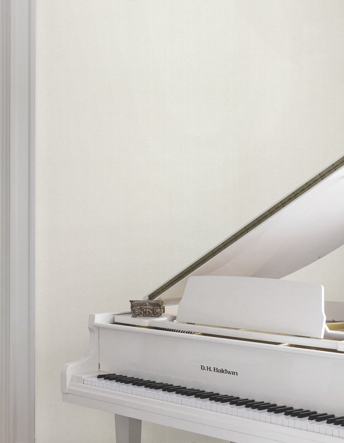 MX9604-peel-and-stick-wallpaper-room-scene-detail-closeup